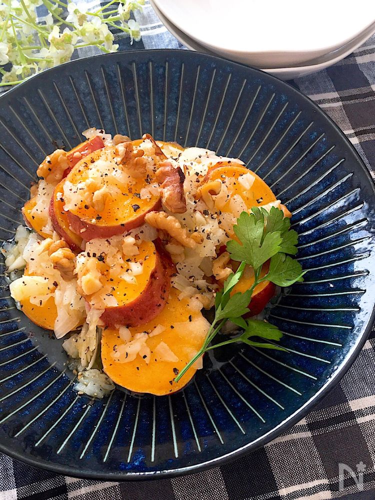 紺色の丸皿に盛られたさつまいもと玉ねぎのマリネ