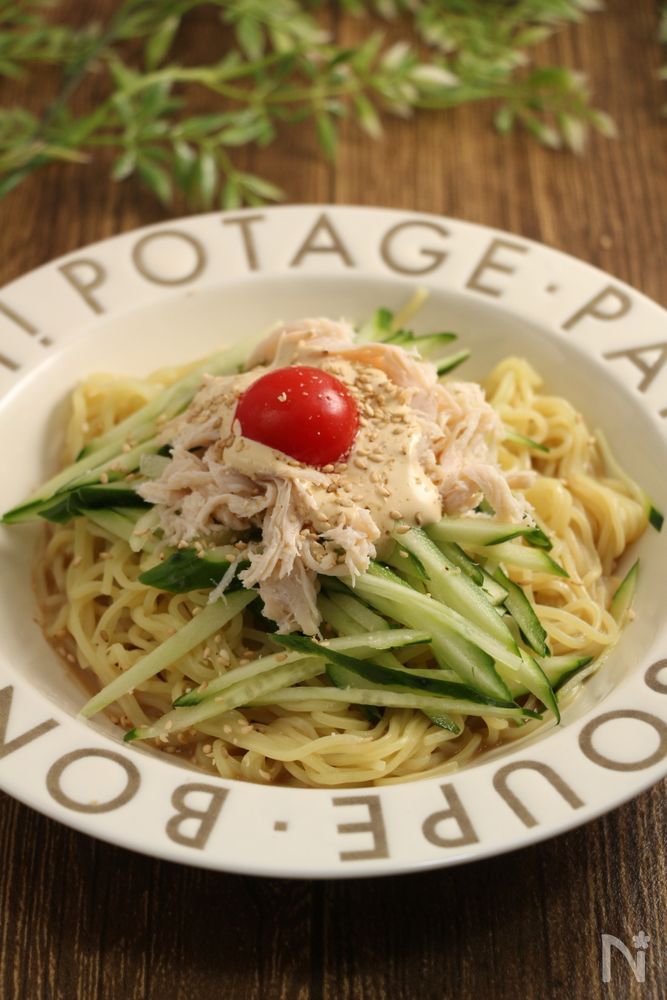 白色の皿に盛られたカレーだれ冷やし中華