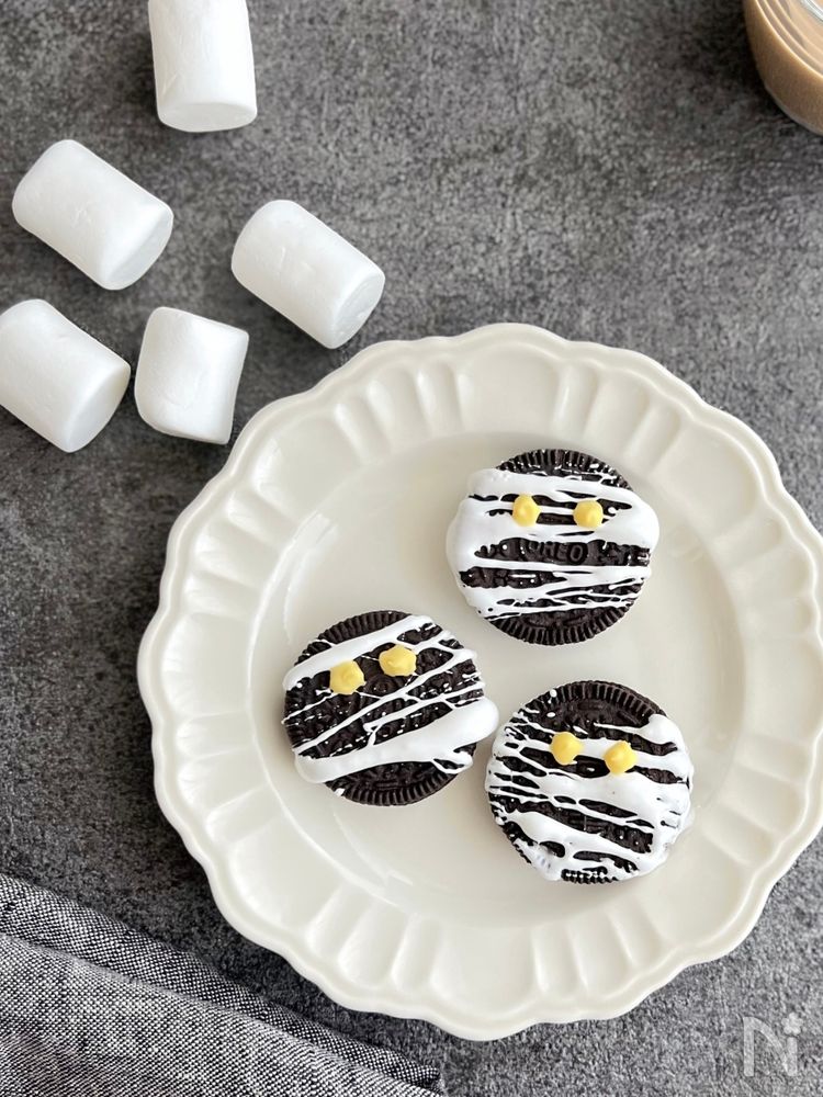 白い皿に盛り付けられたオレオミイラ