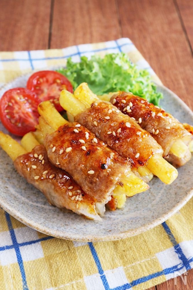 冷凍ポテトで作った肉巻きポテトの照り焼きが皿に盛り付けられているところ