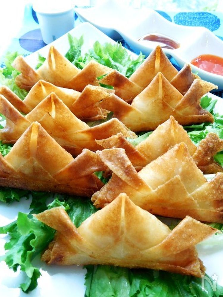 並べられた兜のえび春巻き