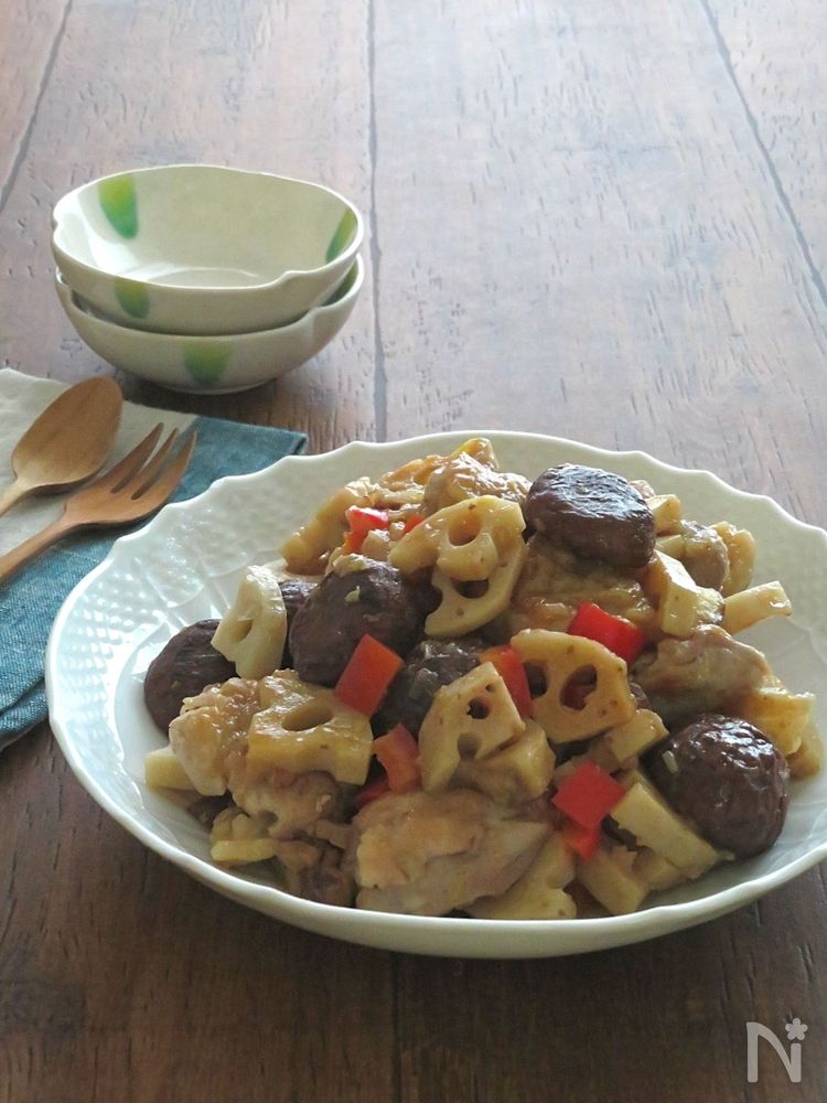 白色の洋皿に盛られた鶏もも肉と栗とれんこんのねぎ塩炒め