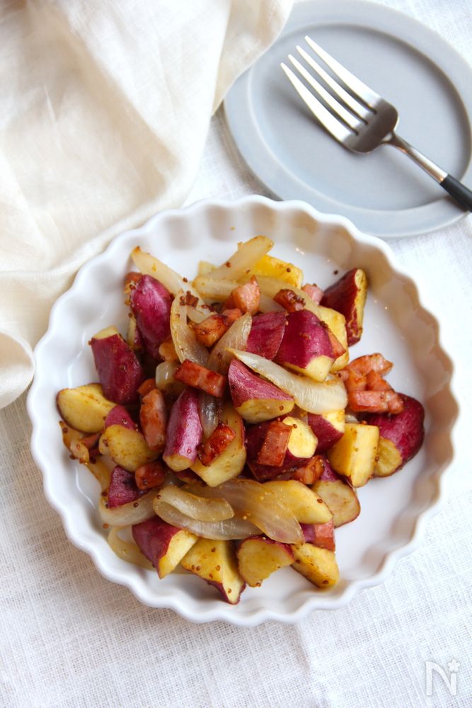 白色の花型の皿に盛られたジャーマンスイートポテト