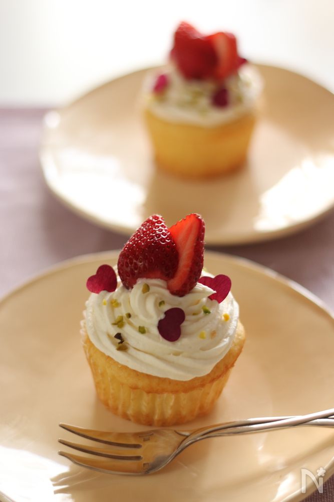 皿に取り分けたいちごのマフィン