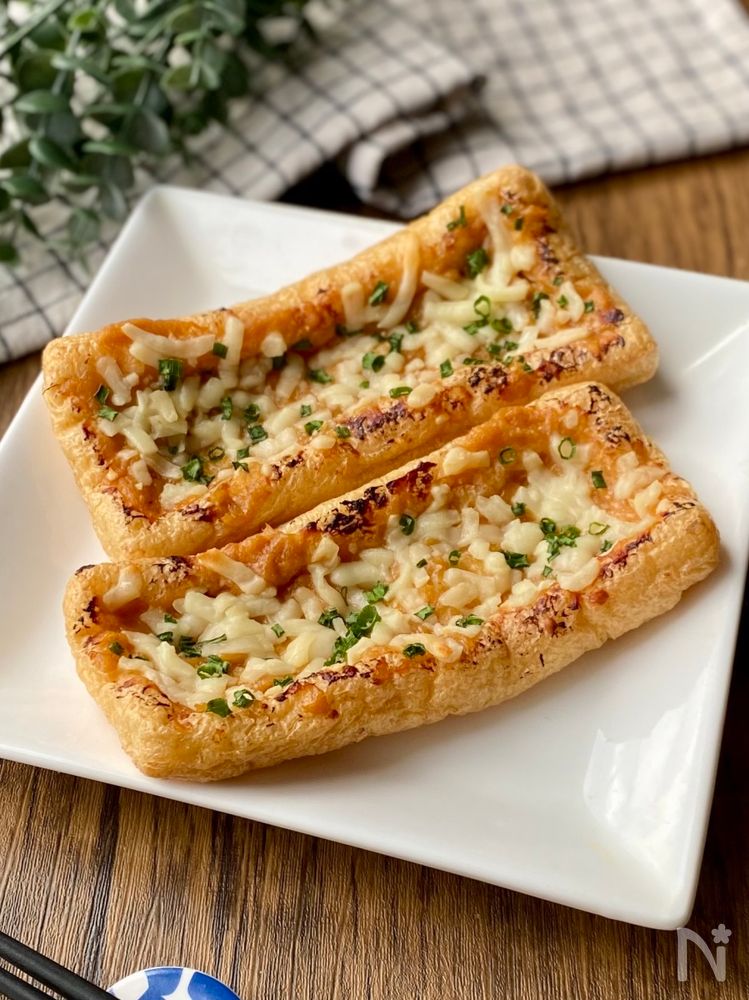 油あげにジャンツォンジャンやチーズをのせて焼いたピザ風料理