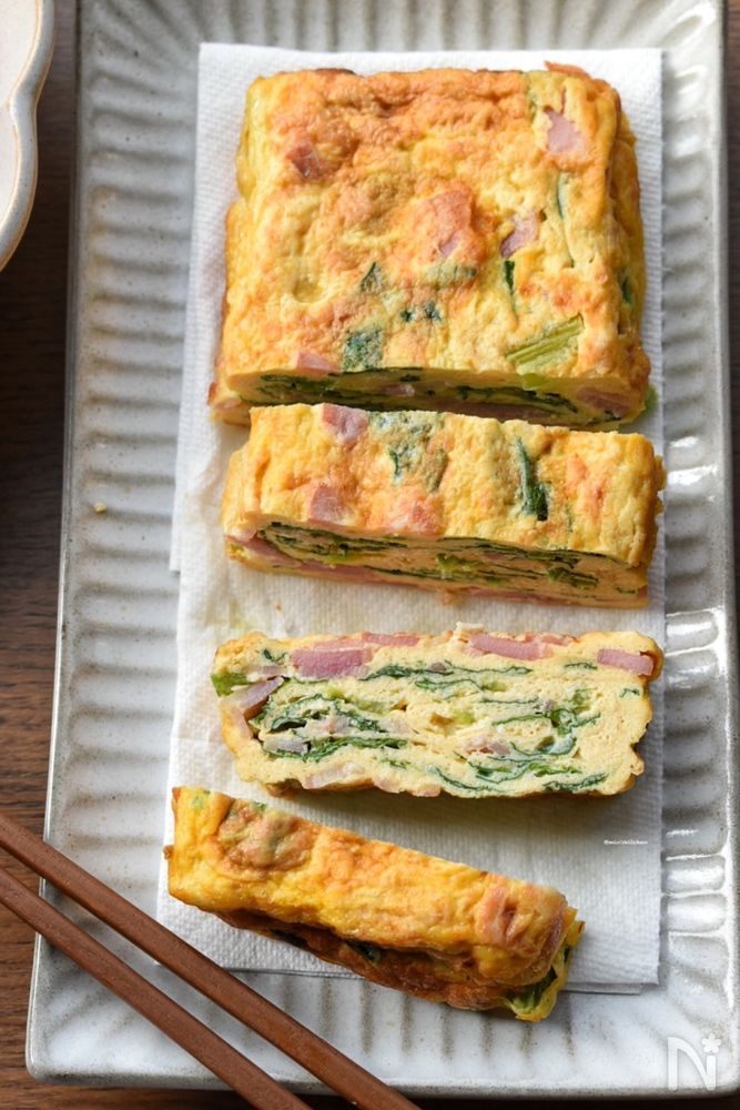 四角い皿に盛られた、小松菜とベーコンのオイマヨ卵焼き