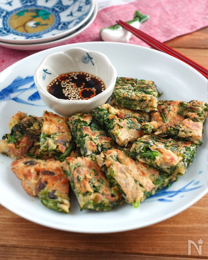 白い丸皿に盛り付けた春菊としめじのチヂミ