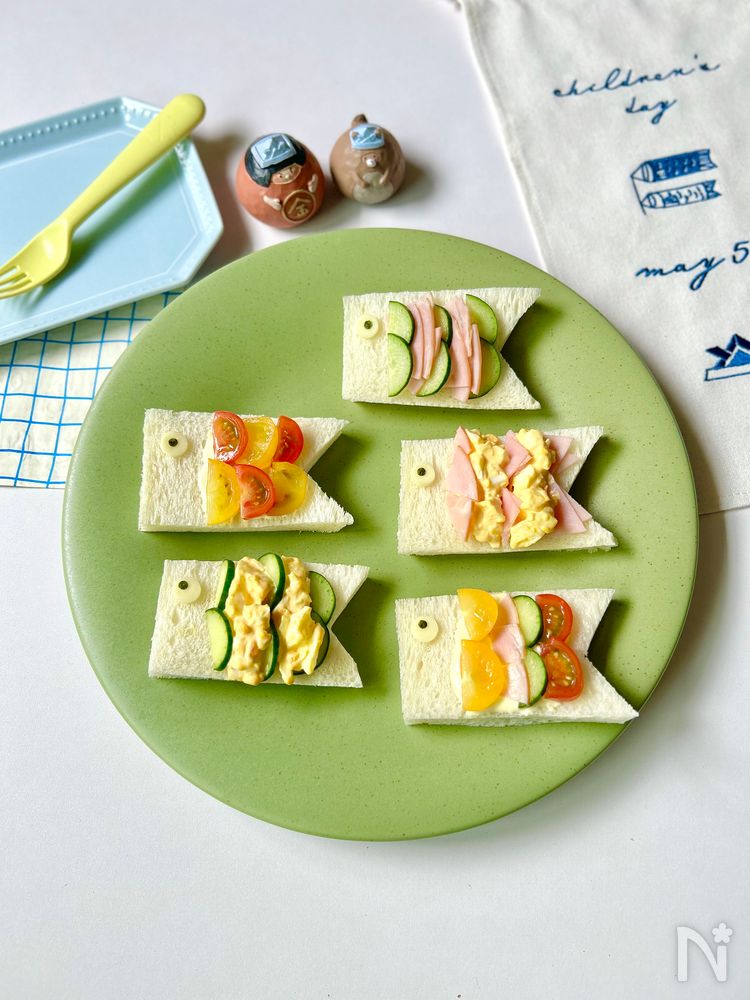 緑色の丸皿に盛りつけられたこいのぼりオープンサンド