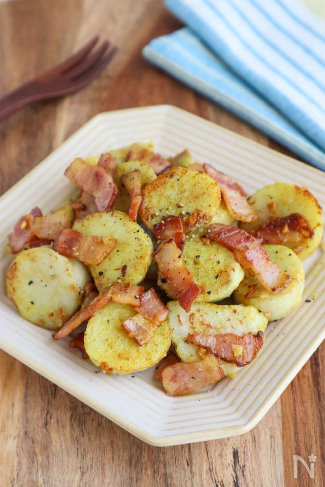 四角の白色の皿に盛られたカレージャーマン里芋