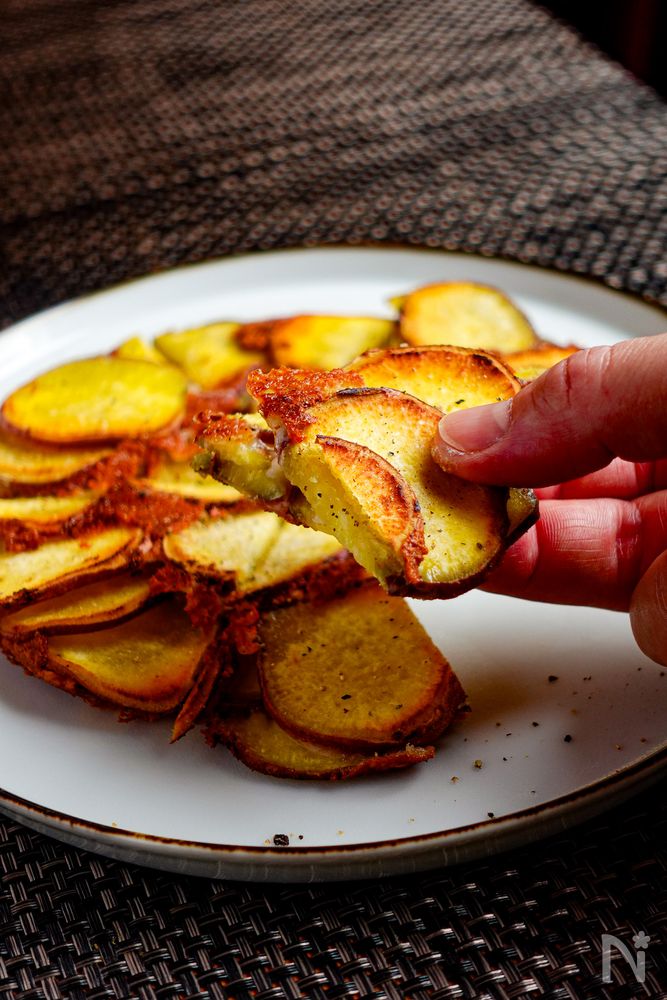 白色の皿に盛られたさつまいものガレット