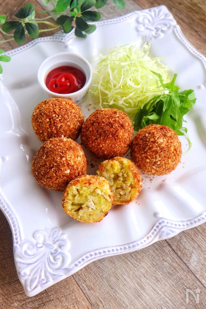 白色の洋皿に盛られたさつまいもコロッケ