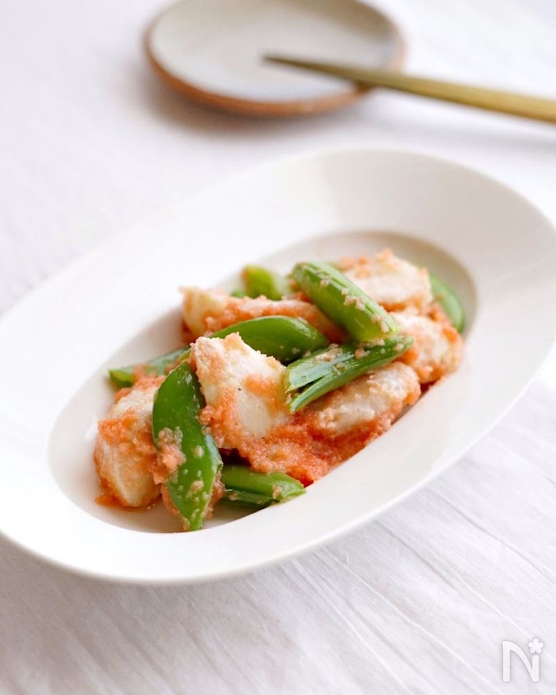 楕円の白色の皿に盛られた里芋とスナップえんどうの明太子ナムル