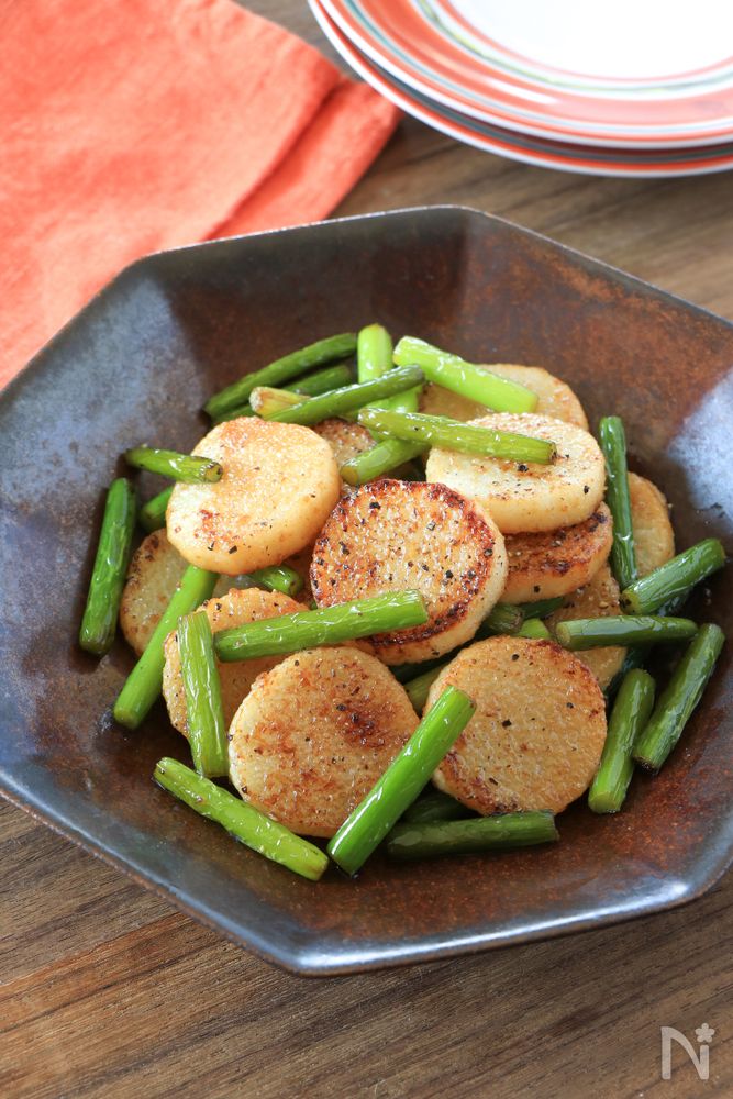 八角形の器に入った長芋とにんにくの芽のバターしょうゆ炒め