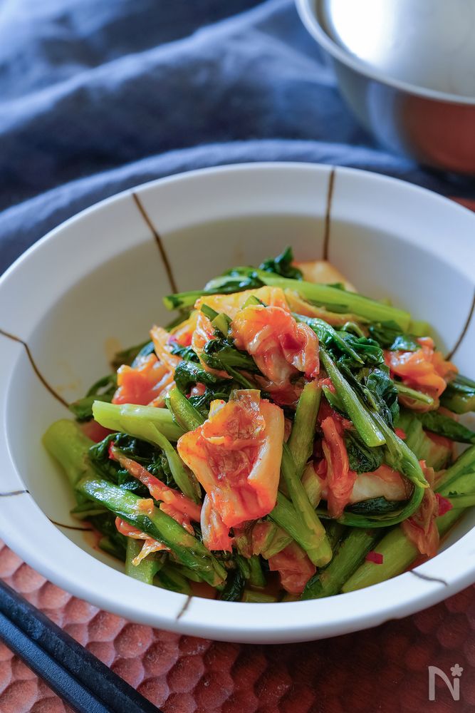 白い器に盛り付けた春菊とキムチのバター炒め