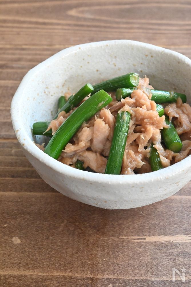 白い器に入ったにんにくの芽とツナのオイスターソース炒め