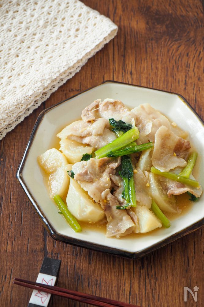 白い皿に盛り付けたかぶと豚バラ肉のみそ煮