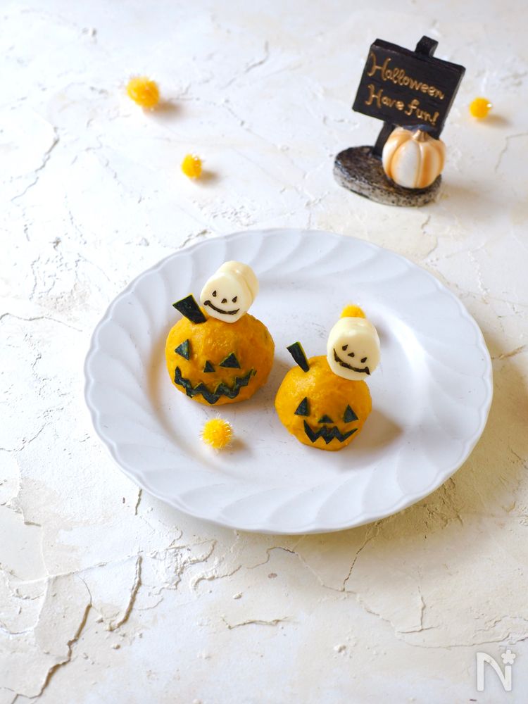 白い皿に盛り付けられたおばけかぼちゃの茶巾