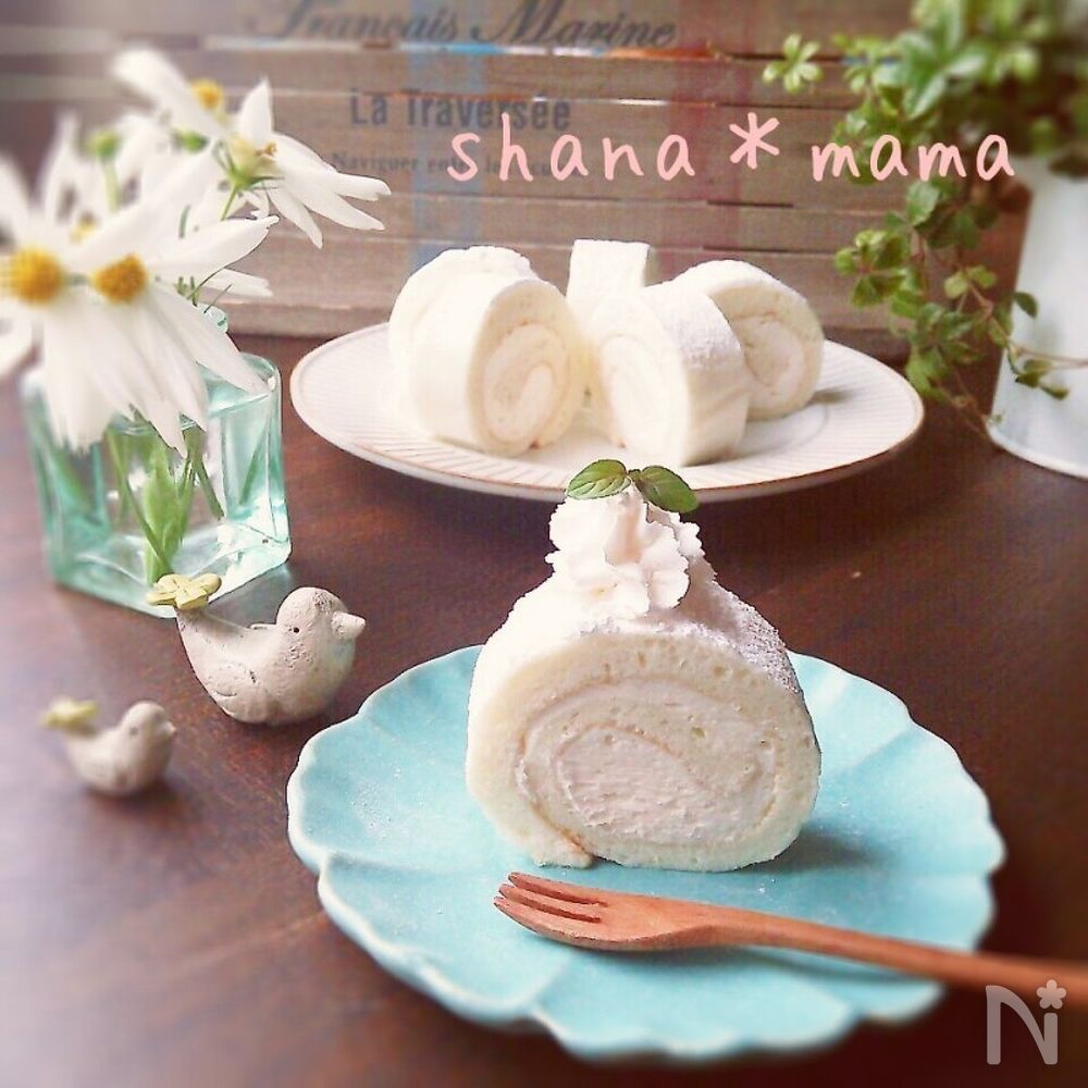 水色の皿に盛られた純白ロールケーキ