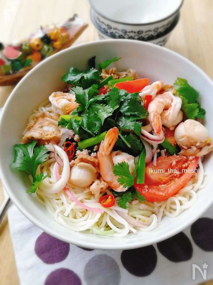 シーフードがたっぷりのっているエスニック風ひやむぎ