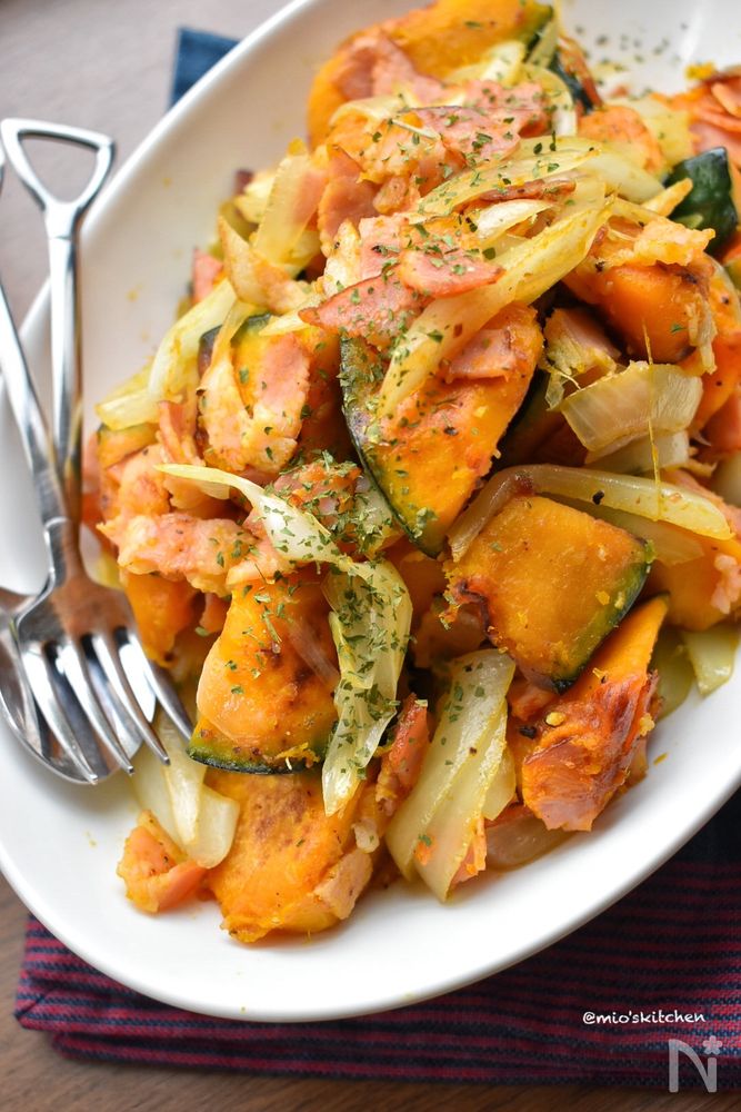 白い皿に盛り付けたかぼちゃのジャーマンポテト風