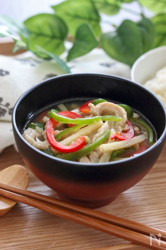 汁椀に入っている青椒肉絲風味の味噌汁