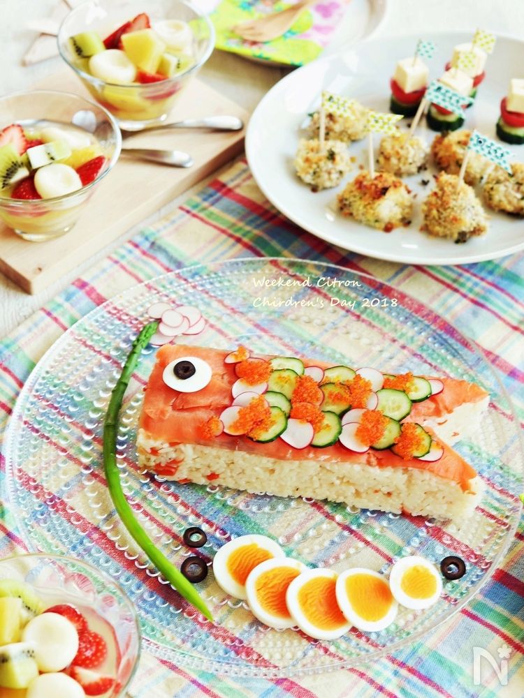 ガラスの皿に盛りつけられたこいのぼりの押し寿司