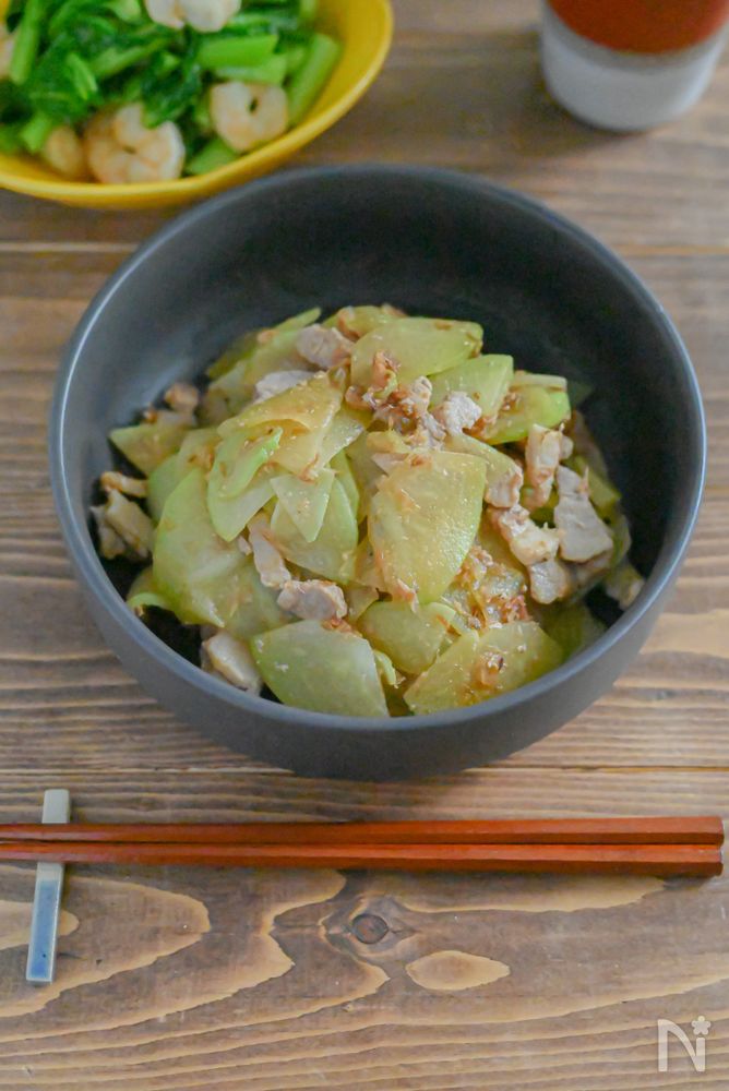灰色の器に盛られたハヤトウリと豚バラのおかか炒め