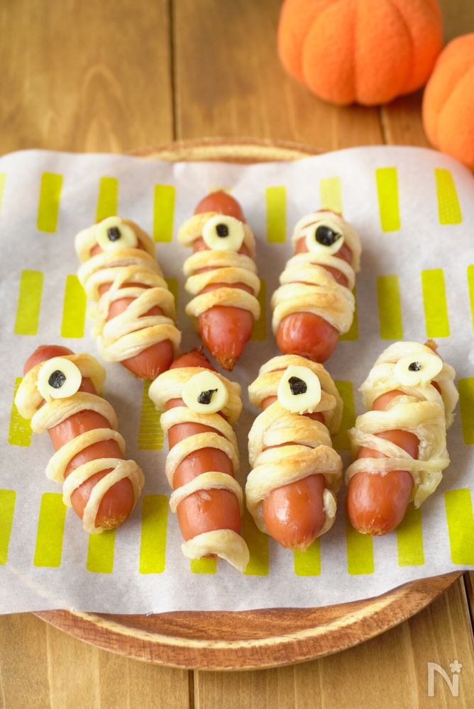 クッキングシートの上にのったウインナーミイラパイ