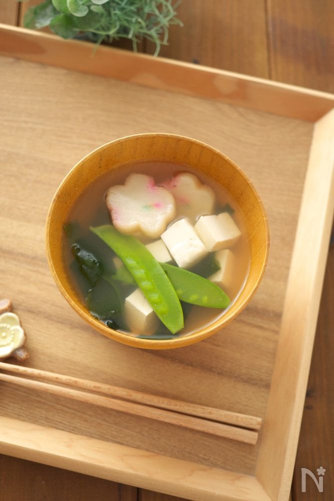 お椀に注いださやえんどうとお麩のすまし汁