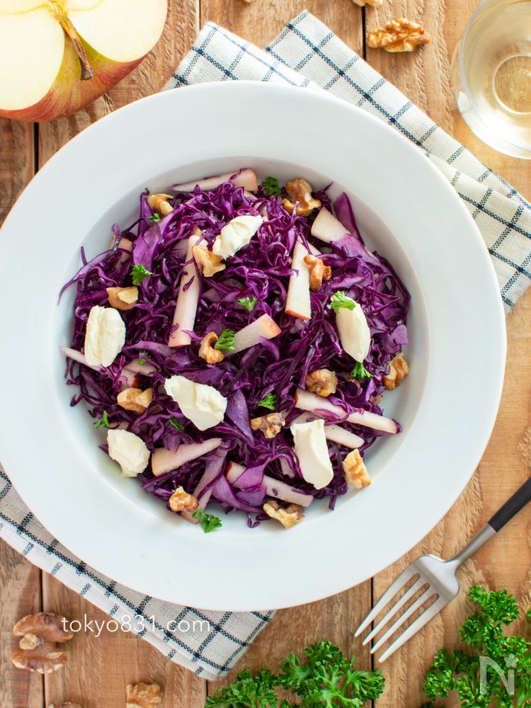 紫キャベツとりんごのサラダ。パーティーやおもてなしの前菜に