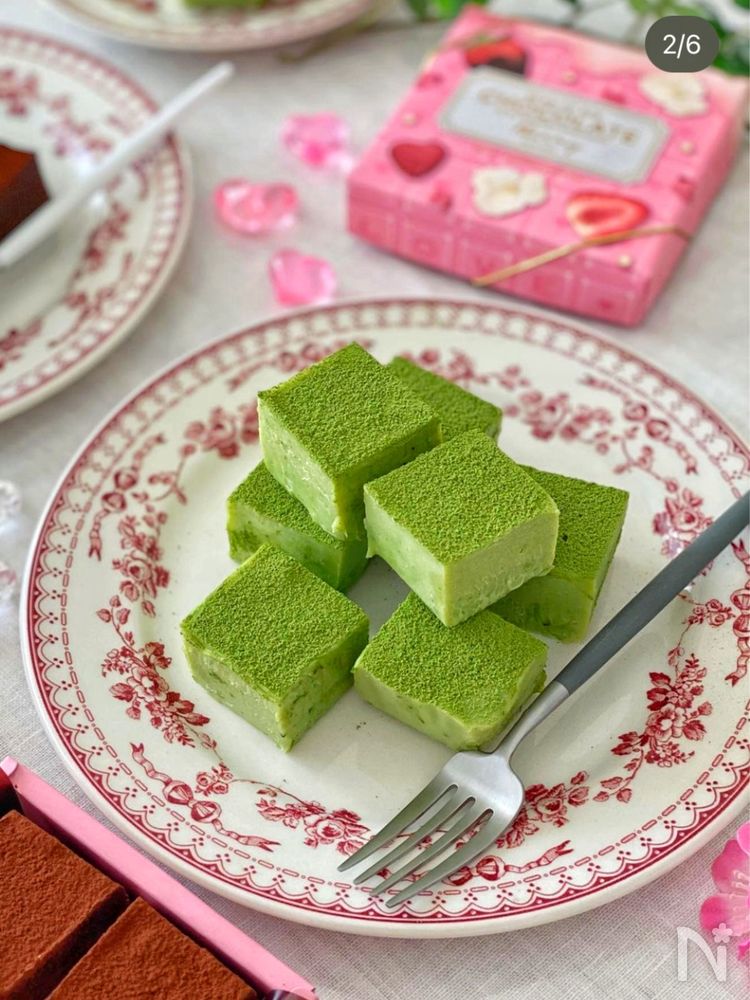 皿に盛り付けた抹茶の生チョコ