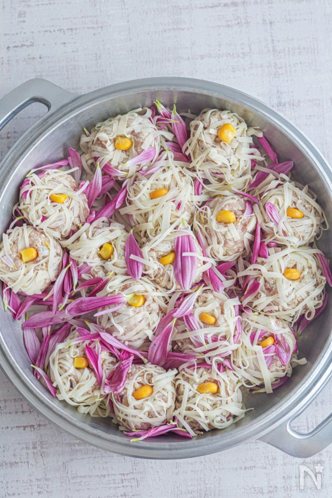 鍋に入った食用菊と豆腐の花しゅうまい