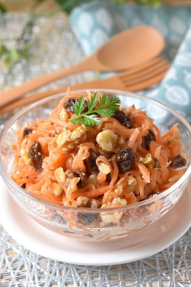 透明な器に盛り付けられたキャロットラペ