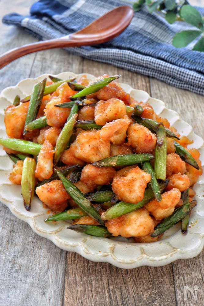 楕円形の皿に盛りつけられた鶏軟骨とにんにくの芽の甘辛みそ炒め