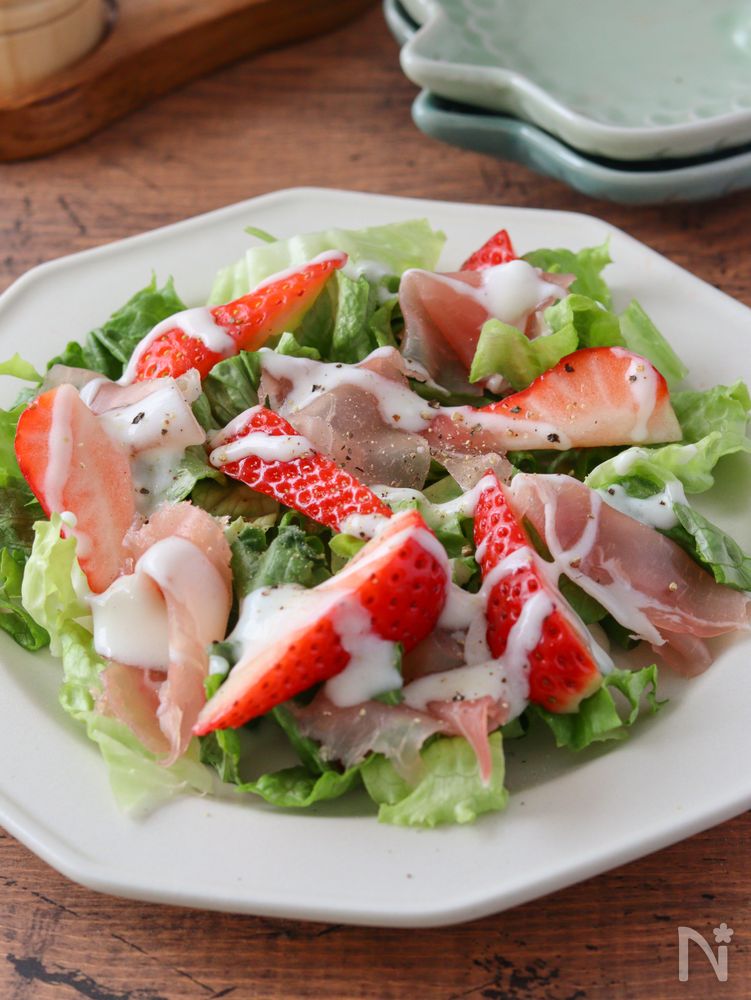 八角形の皿に盛りつけられたいちごのヨーグルトサラダ