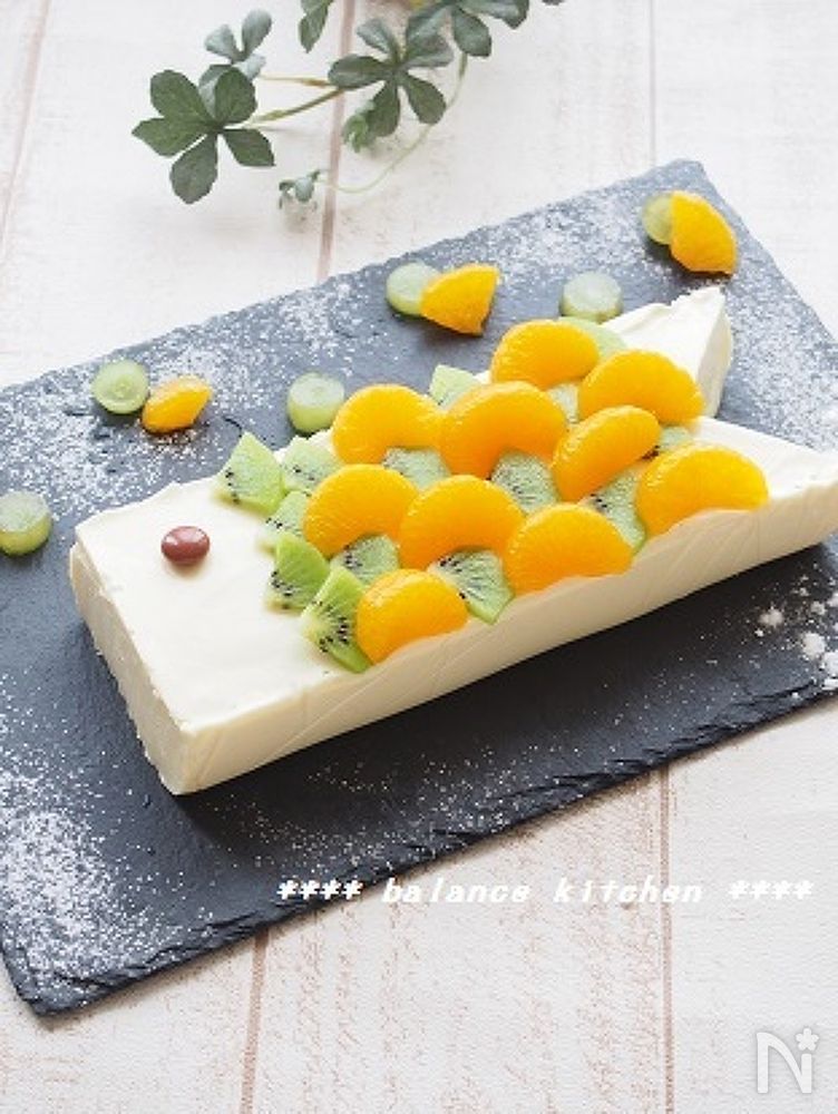 黒いプレートに盛りつけられた豆腐レアチーズケーキのこいのぼり