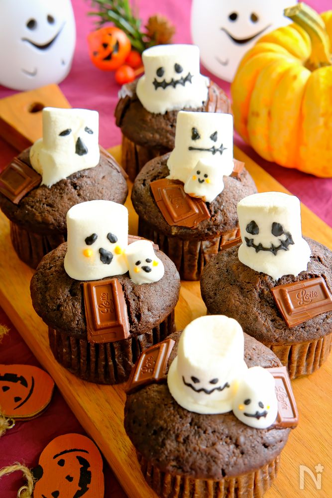 木製のカッティングボードに並んだマシュマロおばけのチョコマフィン