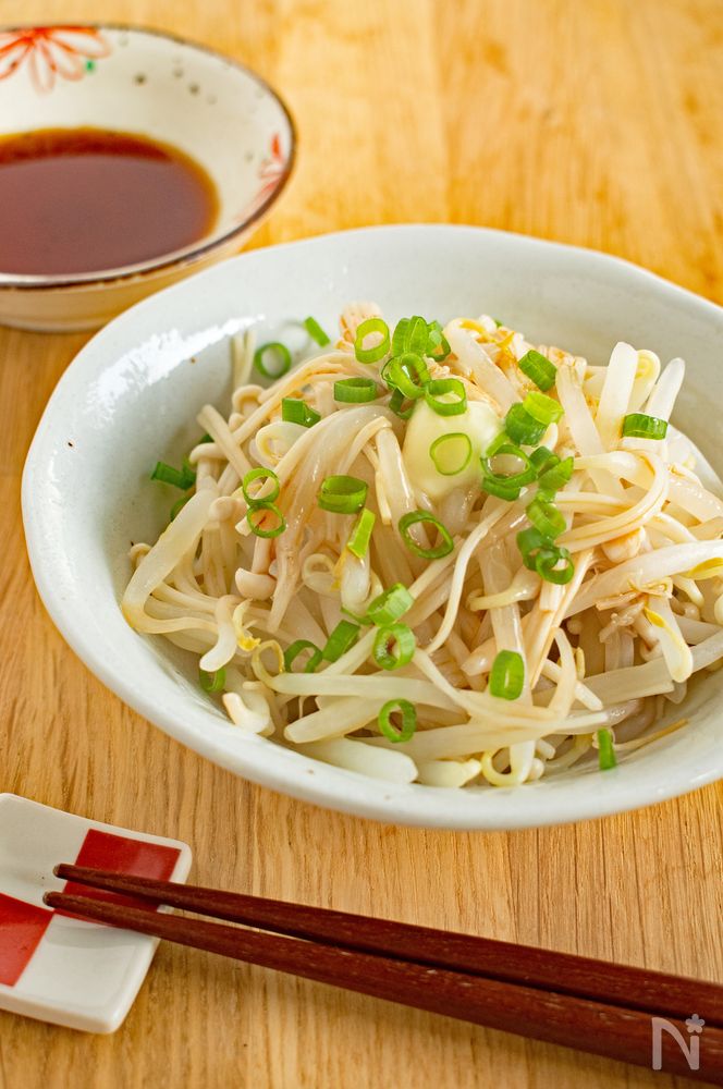 白い皿にのった、もやしとえのきのバターポン酢和え
