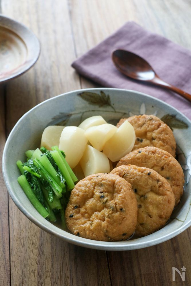 水色の皿に盛り付けたかぶとがんもどきの煮物