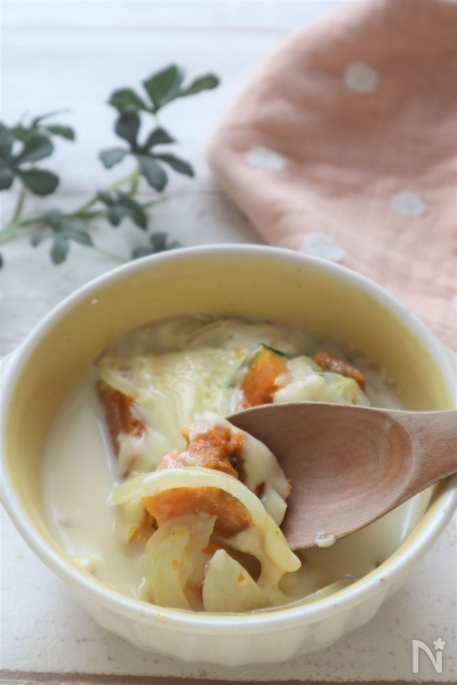 白い器に盛り付けたかぼちゃグラタン風豆乳チーズスープ