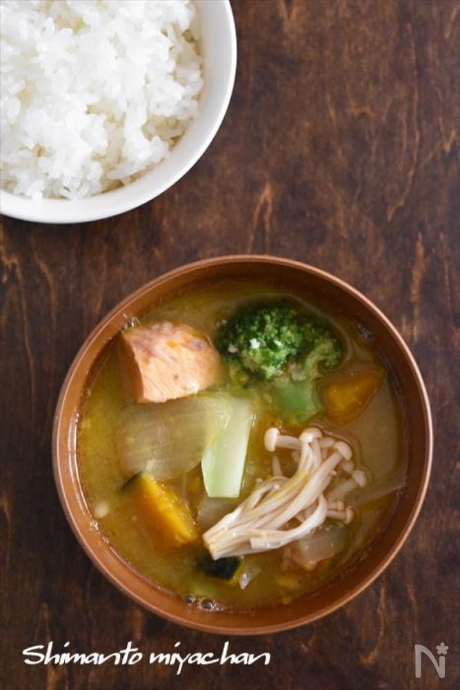 茶色の椀に盛られた鮭缶とかぼちゃの味噌汁