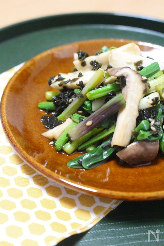 茶色い陶器に盛り付けた行者にんにくとエリンギのお浸し