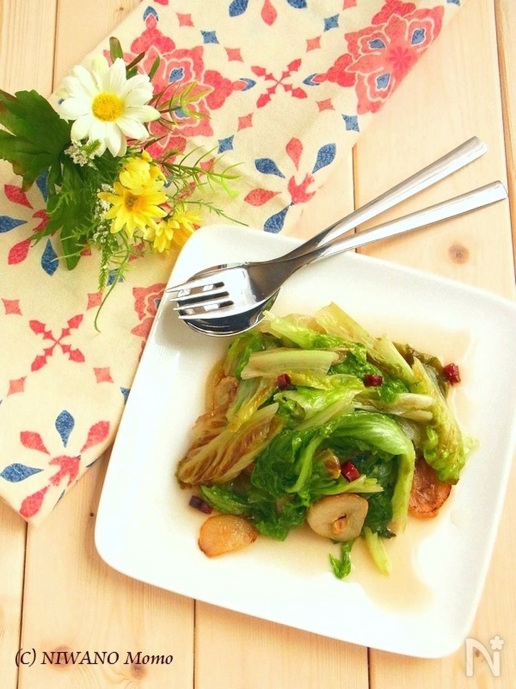 四角い白い皿に盛りつけられたリーフレタスのペペロンチーノ