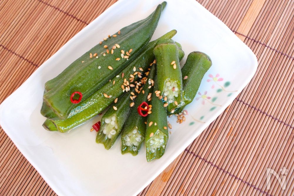 白い皿に盛り付けた冷凍オクラの中華風おひたし