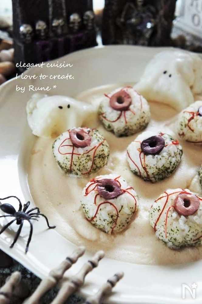 白い皿に盛り付けられた目玉おにぎり