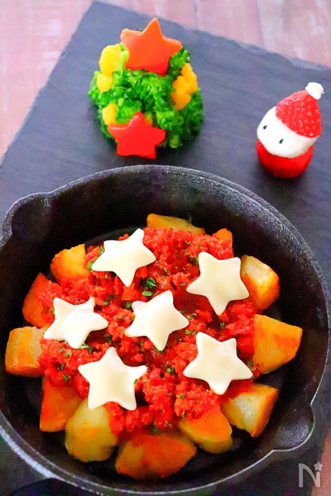 黒い皿に盛り付けられたミートポテトグラタン