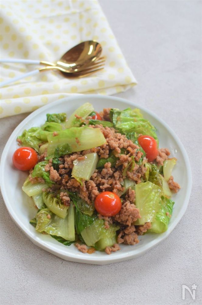 白い皿に盛りつけられたロメインレタスのそぼろ炒め