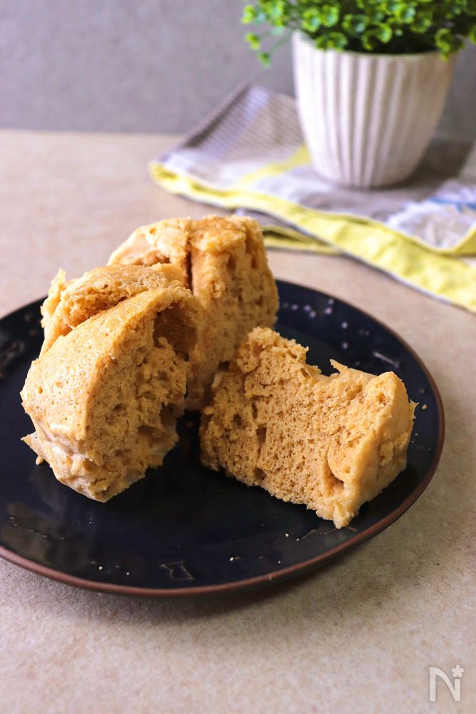 カットした中華蒸しパンがのっている黒い皿