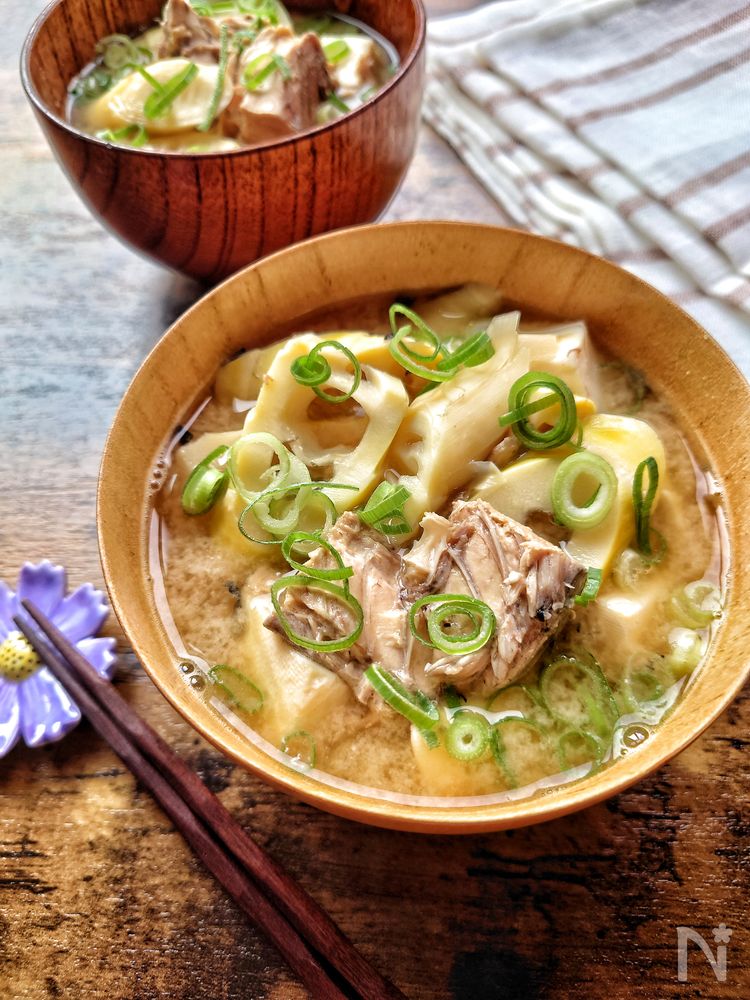 汁椀に入ったたけのことさば缶の味噌汁