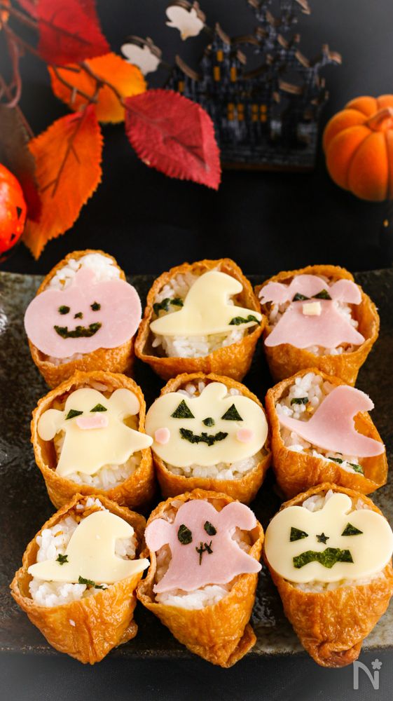 黒い皿に盛り付けられたオバケいなり寿司